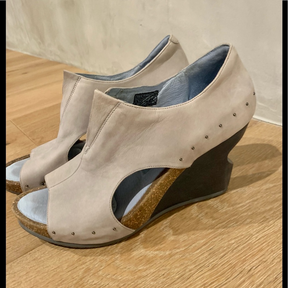 Tsubo light grey studded wedge cut-out heel, 11